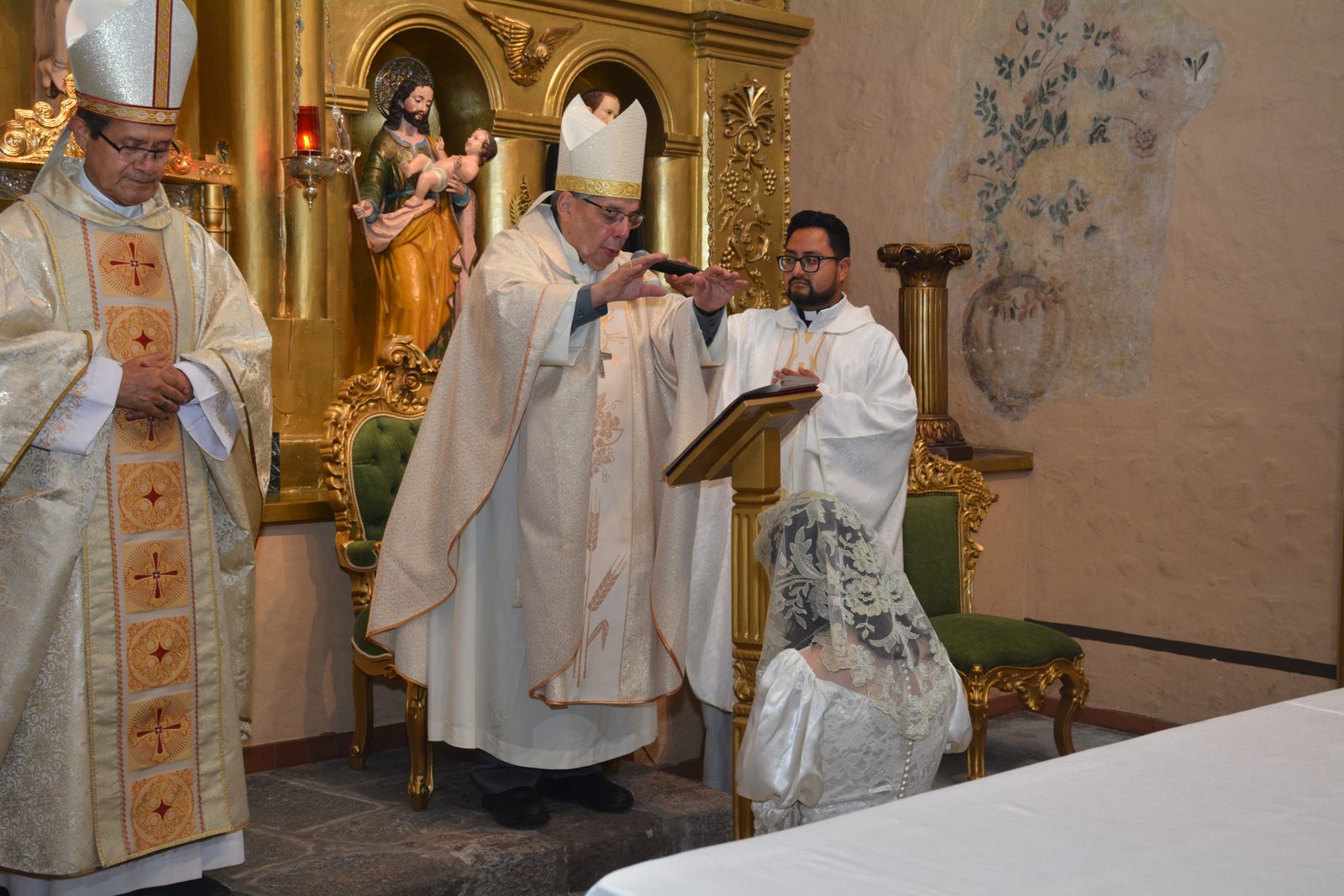 El Cardenal Luis Cabrera Herrera y Mons. Alfredo Espinoza Mateus junto a Ana María
