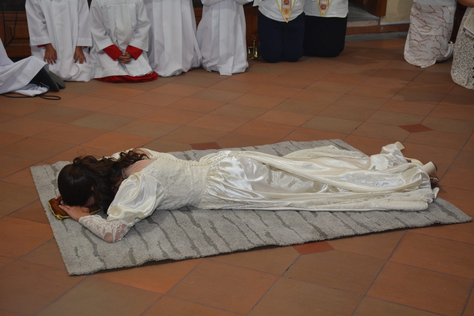 Postración de Ana María ante el altar