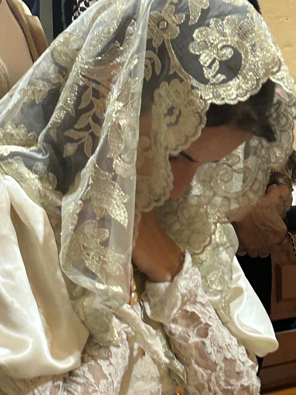 Ana María Castellón en oración, con el velo