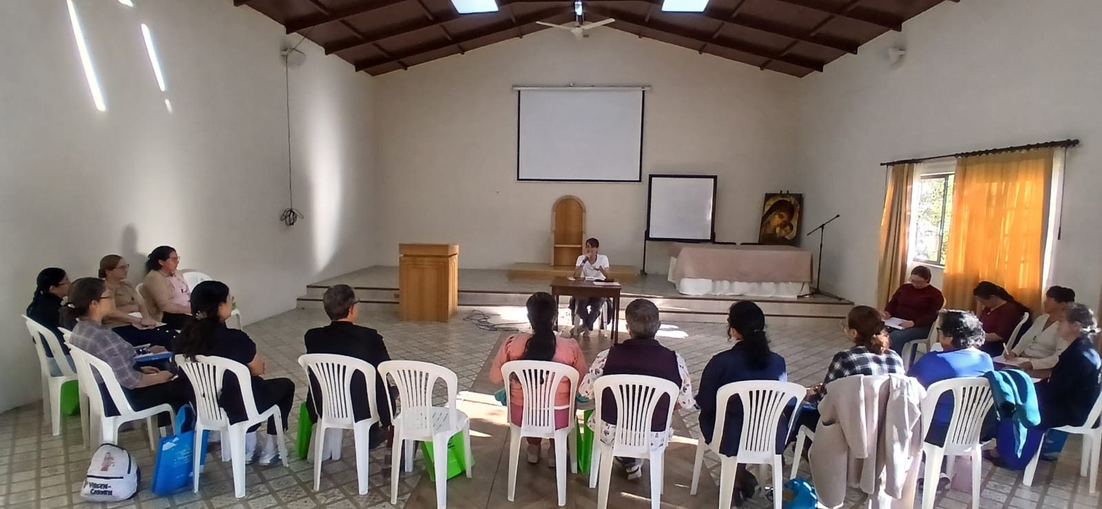Ana María Castellón impartiendo una de las charlas