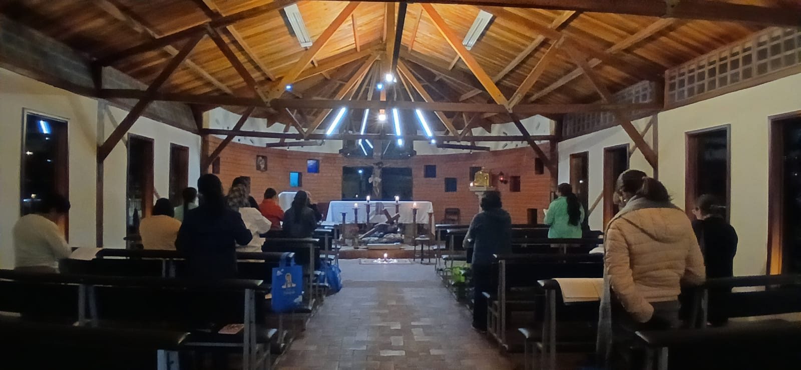 Momento de oración y silencio en la capilla